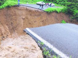 Un deslave ocasionó el derrumbe de una carretera federal y la dejó intransitable. AFP /