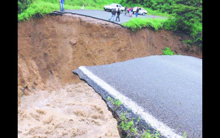 Un deslave ocasionó el derrumbe de una carretera federal y la dejó intransitable. AFP /