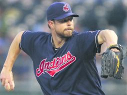 El abridor de los Indios, Corey Kluber, trabajó cuatro entradas y media en las que recibió seis imparables y permitió tres carreras. AFP /