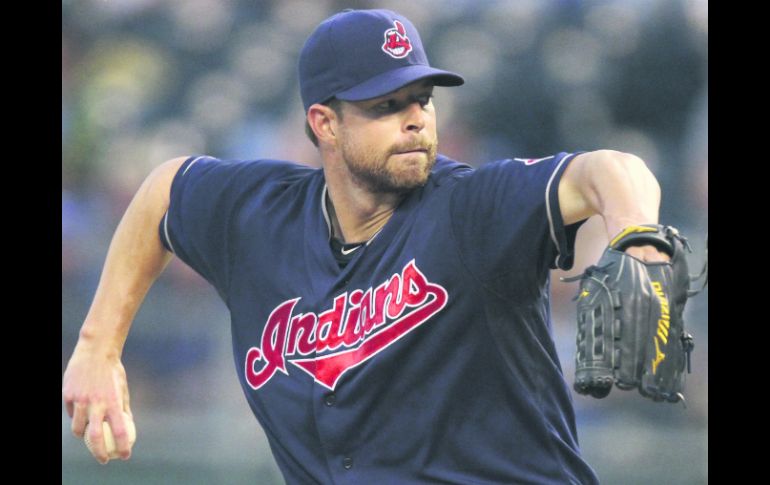 El abridor de los Indios, Corey Kluber, trabajó cuatro entradas y media en las que recibió seis imparables y permitió tres carreras. AFP /