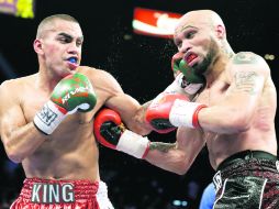 Carlos Molina conecta un gancho de izquierda en el rostro de Ishe Smith, durante su combate del sábado en Las Vegas. AP /