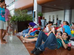 Turistas varados en el Aeropuerto Internacional de Acapulco esperan poder abordar un vuelo. NTX /