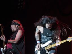 Adrián Smith (i) y Steve Harris del grupo británico Iron Maiden, durante su concierto en el Foro Sol. EFE /