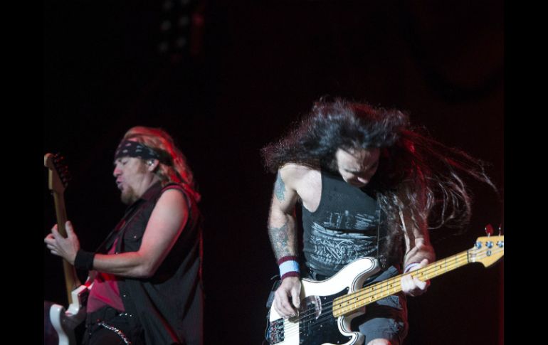 Adrián Smith (i) y Steve Harris del grupo británico Iron Maiden, durante su concierto en el Foro Sol. EFE /