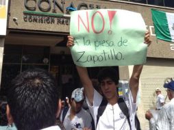 Manifestantes con pancartas afuera de las instalaciones de la Conagua. Imagen tomada de Twitter: @jadercv. ESPECIAL /