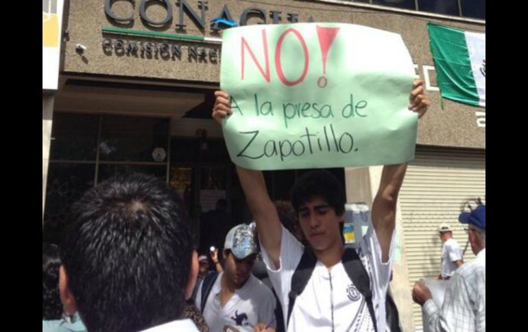 Manifestantes con pancartas afuera de las instalaciones de la Conagua. Imagen tomada de Twitter: @jadercv. ESPECIAL /