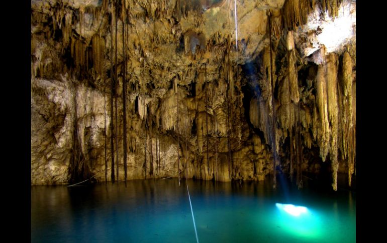 De Anda pudo explorar cenotes donde los mayas rendían culto a la dualidad humana entre la vida y la muerte. ARCHIVO /