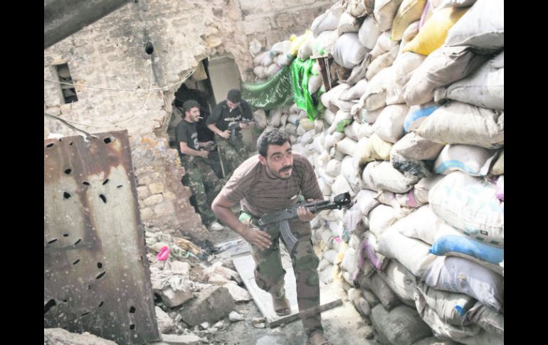 Opositores sirios se enfrentan a las tropas del régimen de Bashar Al Asad, en la ciudad vieja de Alepo. AFP /