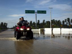 La zona del Aeropuerto de Colima, en el límite con Jalisco, seguía ayer anegada; el servicio aeroportuario estuvo cancelado. EL INFORMADOR /