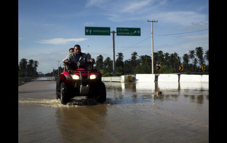 La zona del Aeropuerto de Colima, en el límite con Jalisco, seguía ayer anegada; el servicio aeroportuario estuvo cancelado. EL INFORMADOR /