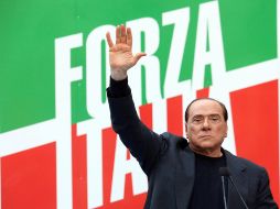 Silvio Berlusconi saludando a sus simpatizantes durante una protesta en Roma. EFE /