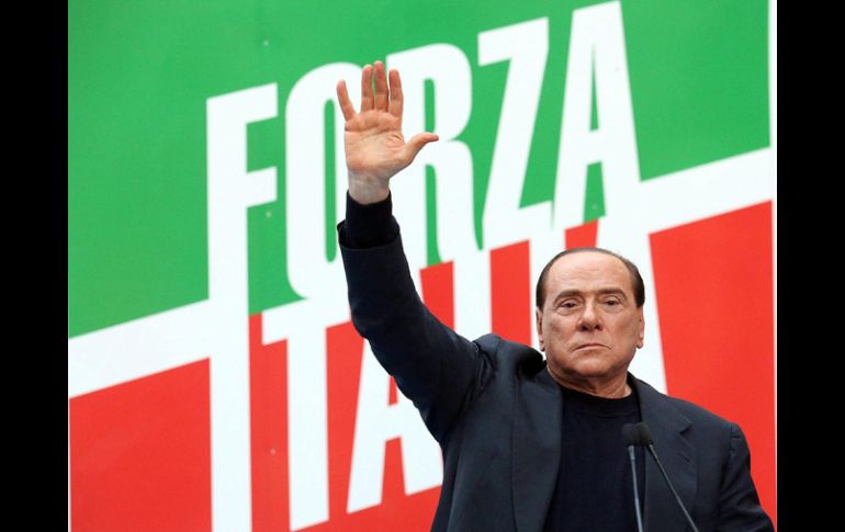 Silvio Berlusconi saludando a sus simpatizantes durante una protesta en Roma. EFE /