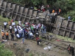 Hace poco menos de un mes, ''La Bestia'' se descarriló en Tabasco dejando un total de 11 hondureños muertos. ARCHIVO /