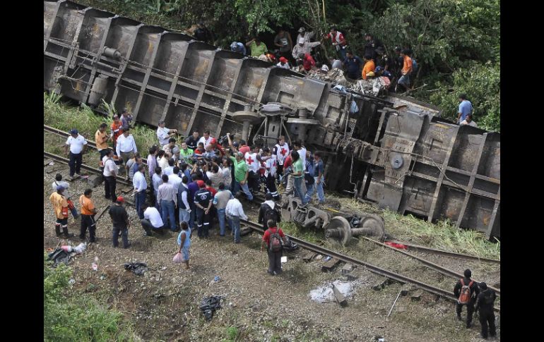 Hace poco menos de un mes, ''La Bestia'' se descarriló en Tabasco dejando un total de 11 hondureños muertos. ARCHIVO /