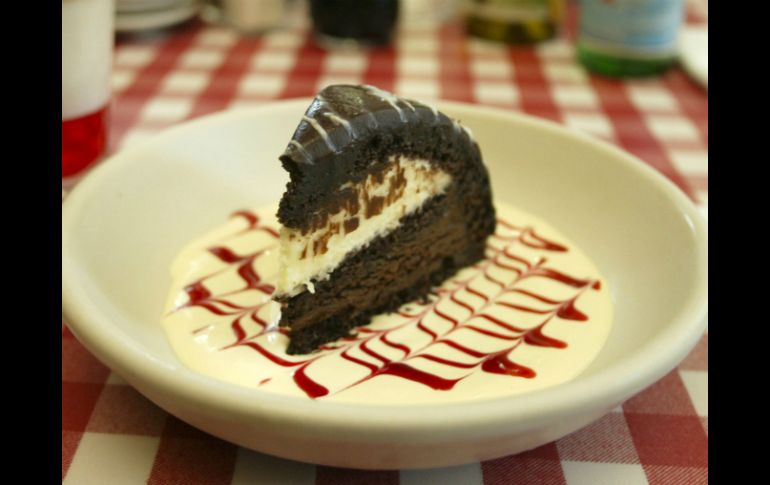 El delicioso pastel de chocolate es el alimento que más azúcar contiene. ARCHIVO /