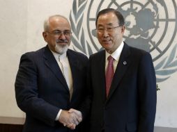 El secretario general de la ONU, Ban Ki-moon (i) con el canciller iraní Mohammad Javad Zarif (d). AP /