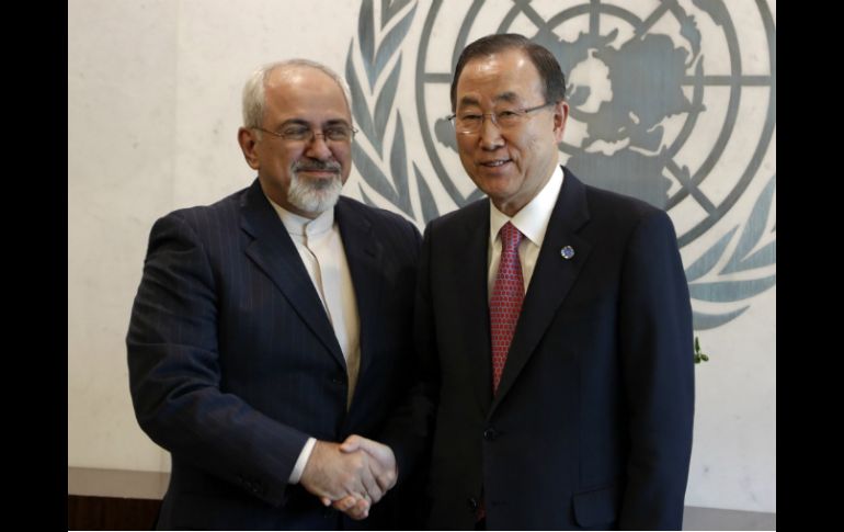 El secretario general de la ONU, Ban Ki-moon (i) con el canciller iraní Mohammad Javad Zarif (d). AP /