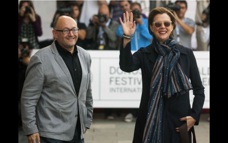 Anette Bening al lado de Luis Rebordinos, director del festival. AFP /