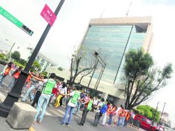 Evacuación del edificio de Rectoría de la Universidad de Guadalajara, sobre Avenida Juárez y Enrique Díaz de León. EL INFORMADOR /