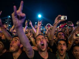 Fanaticos de Metallica reaccionan ante la primer aparición en la noche de la banda. EFE /