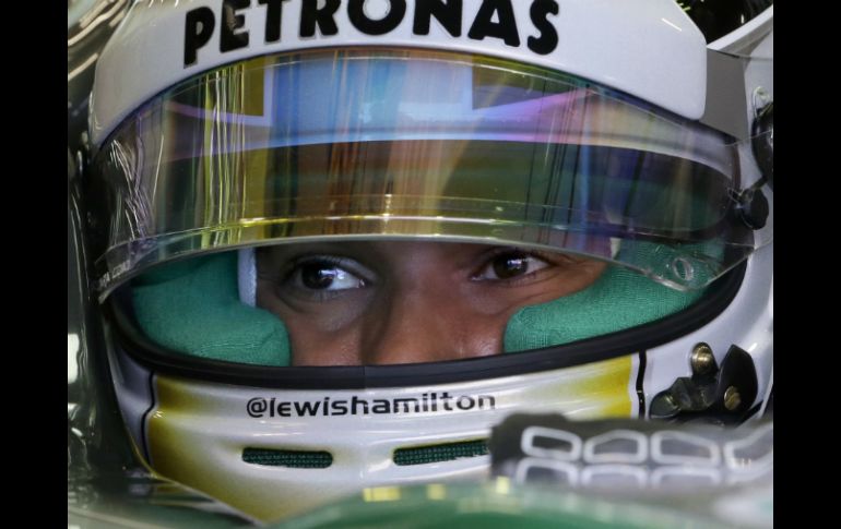 Lewis Hamilton vuelve a conseguir la primera posición en una primera sesión libre. AP /