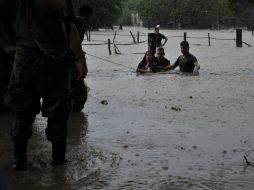 La evacuación de varias personas en la población del Caimanero del municipio de Culiacán. EFE /