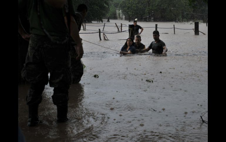 La evacuación de varias personas en la población del Caimanero del municipio de Culiacán. EFE /