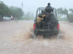 Soldados, en labores de evacuación en Culiacán. Los trabajos de recuperación por las inundaciones continúan. EFE /