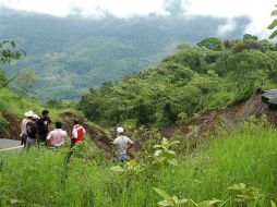 Autoridades locales de Altzayanca revelan que alrededor de 60 metros cúbicos de lodo y piedra se desprendieron del cerro ''Blanco''. ARCHIVO /