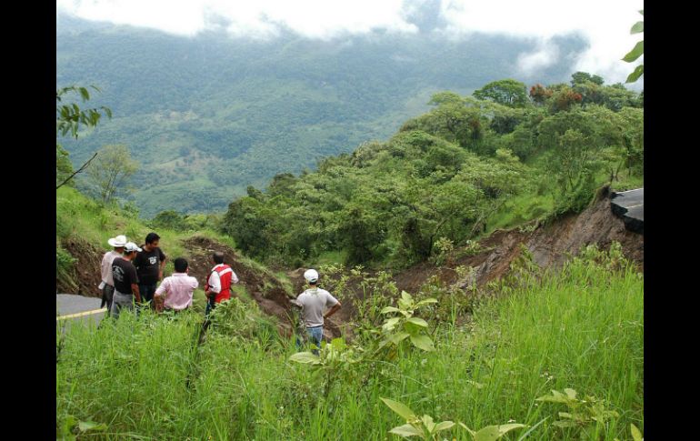 Autoridades locales de Altzayanca revelan que alrededor de 60 metros cúbicos de lodo y piedra se desprendieron del cerro ''Blanco''. ARCHIVO /