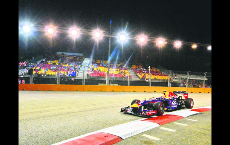 Sebastian Vettel, busca en la pista callejera del Marina Bay dar un golpe de autoridad que lo deje a un paso del tetracampeonato. AFP /