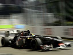 El piloto mexicano de Fórmula Uno Esteban Gutiérrez, de la escudería Sauber, pilota su monoplaza durante la sesión. EFE /