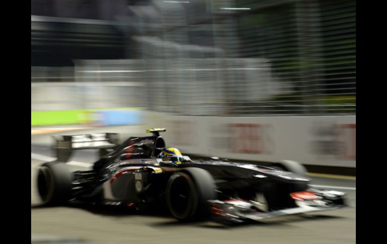 El piloto mexicano de Fórmula Uno Esteban Gutiérrez, de la escudería Sauber, pilota su monoplaza durante la sesión. EFE /