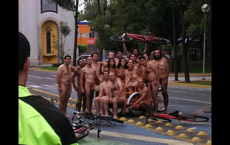 Durante hora y media, 18 ciudadanos se fotografiaron desnudos a lo largo de la zona comprendida de los Arcos a la Minerva.  /