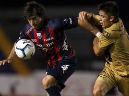 Martin Galmarini (i) de Atlante disputa el balón con Efrain Velarde (d) de Pumas. EFE /