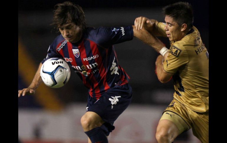 Martin Galmarini (i) de Atlante disputa el balón con Efrain Velarde (d) de Pumas. EFE /