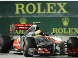 El piloto de McLaren el tapatío Sergio Pérez llegó en la novena posición, para sumar cuatro unidades en Singapur. AFP /