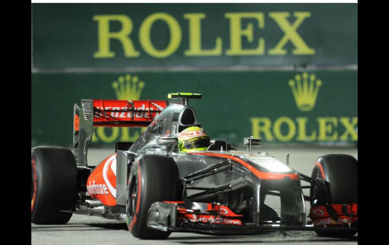 El piloto de McLaren el tapatío Sergio Pérez llegó en la novena posición, para sumar cuatro unidades en Singapur. AFP /