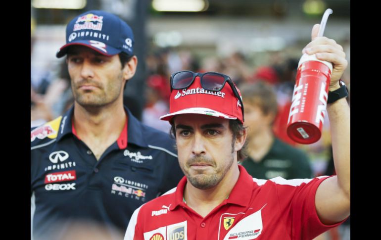 Mark (i) pidió a Fernando que lo llevara en su Ferrari y ambos fueron regañados. EFE /