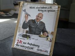 Un poster del grupo que apoya una Suiza sin guerra. EFE /