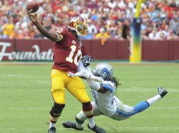 RGIII (I) cometió un error que le costó la derrota a los Pieles Rojas frente a los Leones. AP /