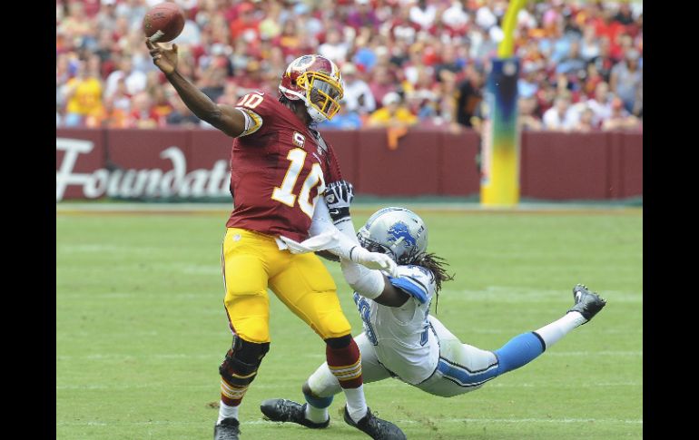 RGIII (I) cometió un error que le costó la derrota a los Pieles Rojas frente a los Leones. AP /