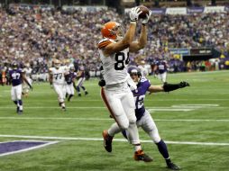 Jordan Cameron atrapa el pase de anotación que significó la victoria de los Cafés de Cleveland. AP /