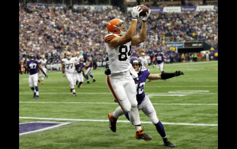 Jordan Cameron atrapa el pase de anotación que significó la victoria de los Cafés de Cleveland. AP /