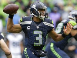 Russell Wilson empató una marca de por vida lanzando cuatro pases de anotación ante Jacksonville. AP /