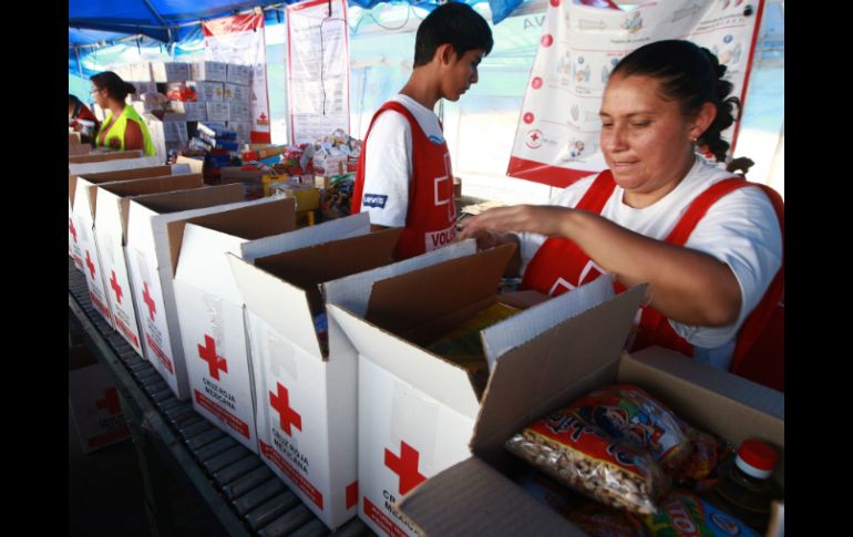 La Cruz Roja Jalisco recolecta los víveres para ayudar a los afectados por ''Manuel''.  /