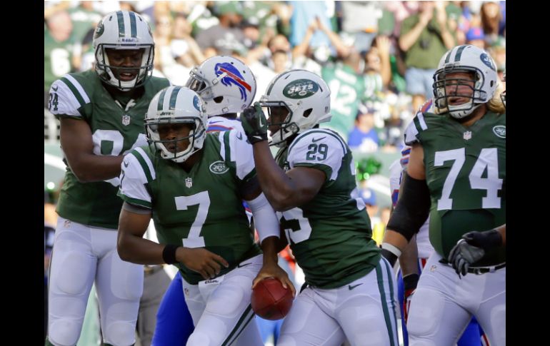 Geno Smith (7) le ganó la partida a EJ Manuel y los Jets se alzaron con la victoria. AP /