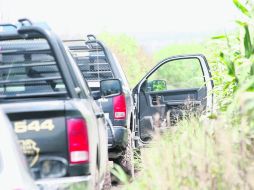 TLAJOMULCO. La Policía municipal colaboró en el rescate de un cadáver que fue localizado en medio de unas milpas. EL INFORMADOR /