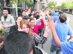 Reconocimiento. Los fanáticos de la tecnología recibieron la felicitación de los empleados de las tiendas Apple como premio a su espera AFP /