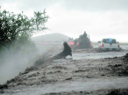 Elementos del Ejército escoltan a damnificados tras la crecida del río en El Zapotillo, en el municipio de Ahome. AP /